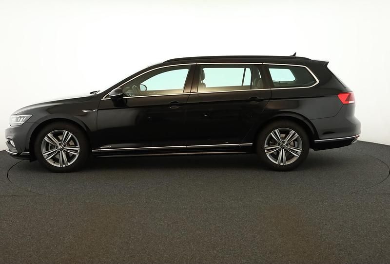 Gebraucht VW Passat R-line 150 PS (110 kW) 2023 Deep black perleffekt Kombi