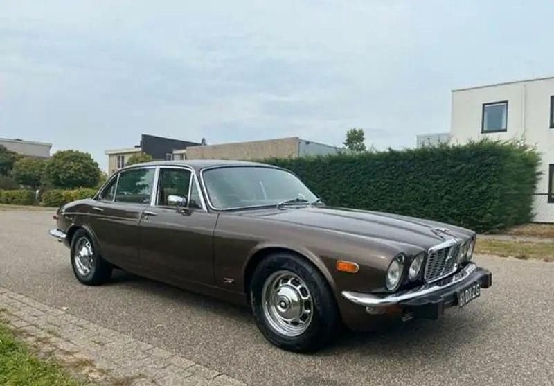 Braun Gebraucht 1976 Jaguar XJ12 Limousine | 13.500 € - Bild 1/4