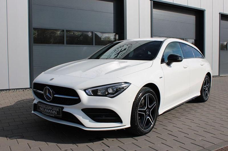 Weiß Gebraucht 2022 Mercedes CLA250e Shooting Brake AMG Kombi | 25.990 € (Fairer Preis) - Bild 1/4