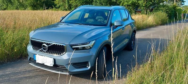 Grau Gebraucht 2020 Volvo XC40 Momentum SUV | 24.500 € (Fairer Preis) - Bild 1/4