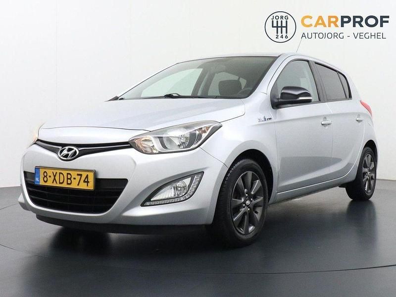 Grau Gebraucht 2014 Hyundai i20 GO! Limousine | 5.895 € (Fairer Preis) - Bild 1/4