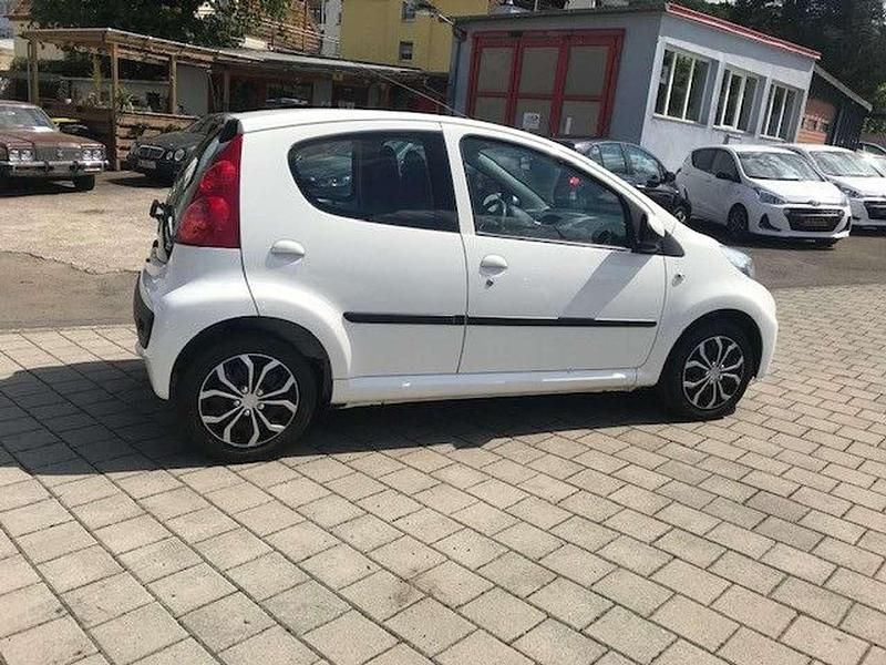 Gebraucht Peugeot 107 68 PS (50 kW) 2011 Weiß Kleinwagen