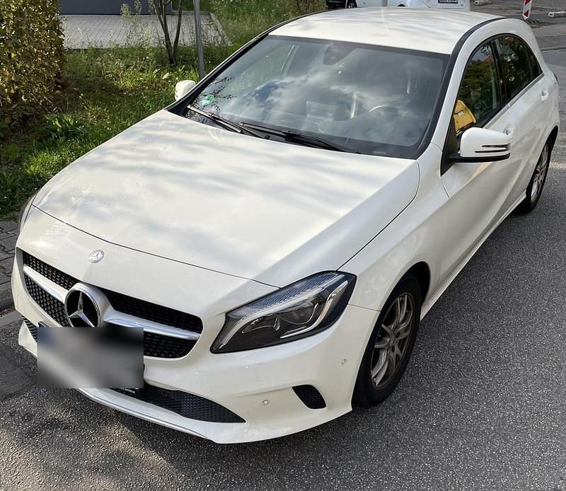 Weiß Gebraucht 2016 Mercedes A180 Urban Limousine | 14.600 € (Fairer Preis) - Bild 1/4