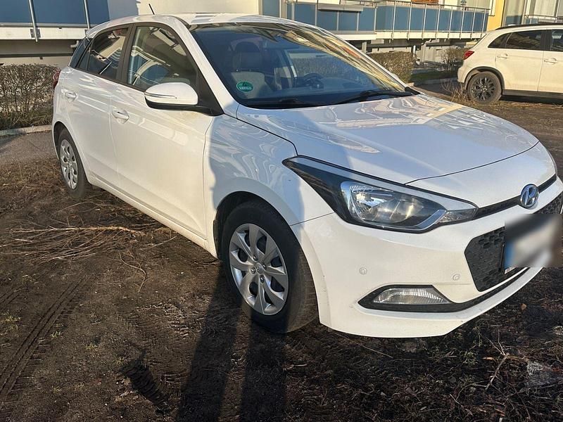 Weiß Gebraucht 2016 Hyundai i20 Kleinwagen | 6.900 € (Fairer Preis) - Bild 1/4