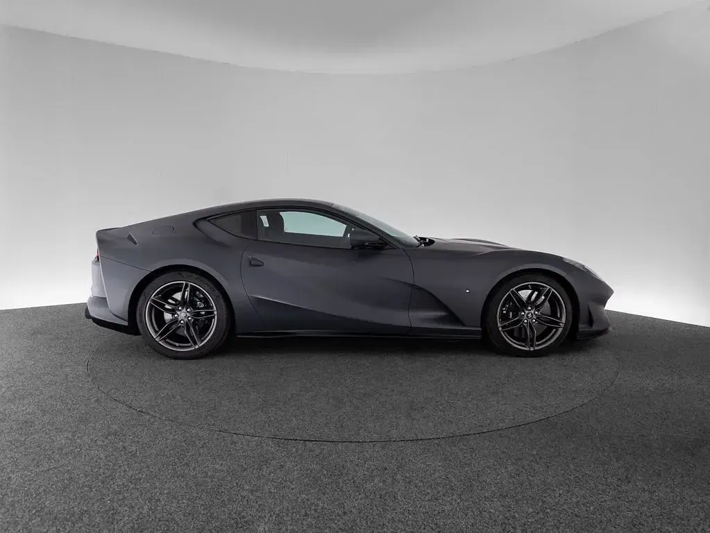 Gebraucht Ferrari 812 795 PS (584 kW) 2021 Grigio silverstone Coupé