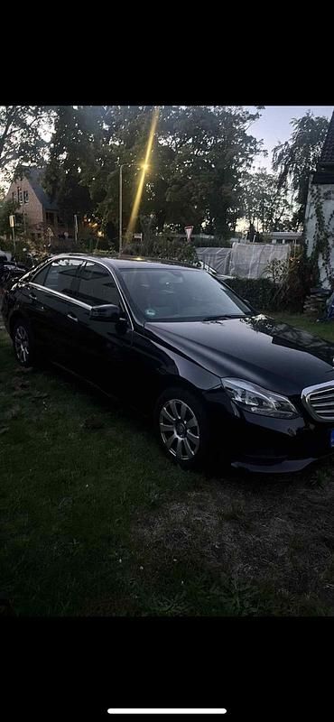 Schwarz Gebraucht 2015 Mercedes E200 Limousine | 8.300 € - Bild 1/4