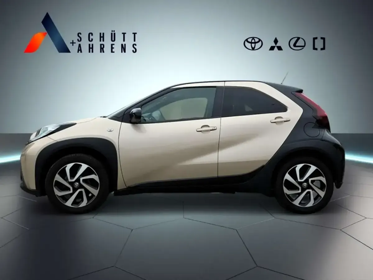 Gebraucht Toyota Aygo X Pulse 72 PS (52 kW) 2023 Ginger beige metallic/ night sky black SUV