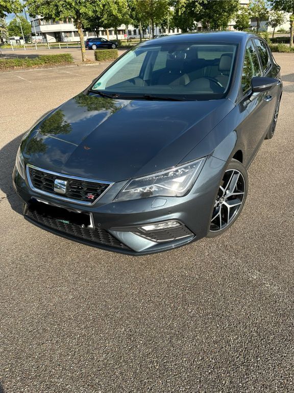 Grau Gebraucht 2019 Seat Leon FR Limousine | 14.900 € (Fairer Preis) - Bild 1/4
