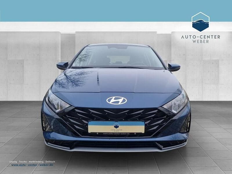 Gebraucht Hyundai i20 Trend 101 PS (74 kW) 2024 Blau (vibrant blue / mic) Limousine
