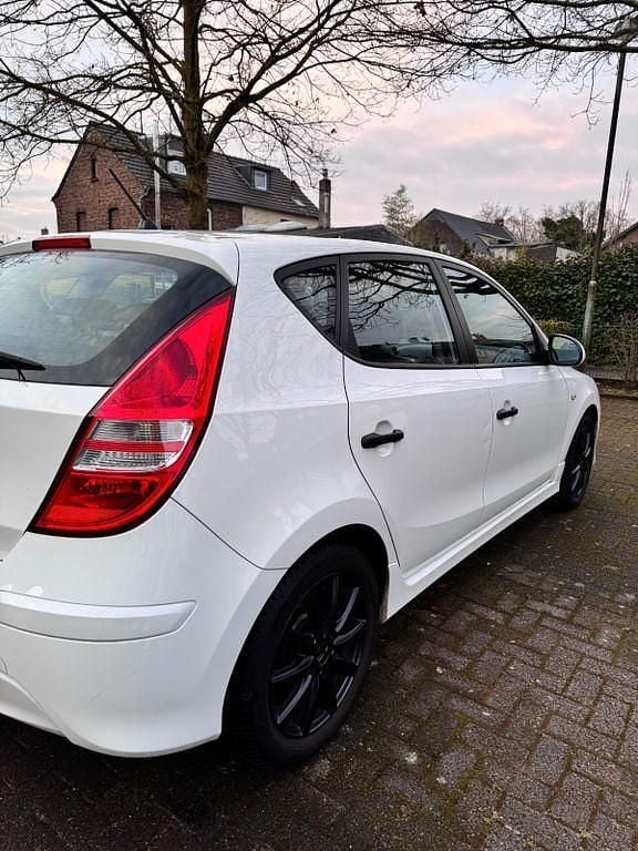 Gebraucht Hyundai i30 Classic 109 PS (80 kW) 2012 Weiß Limousine