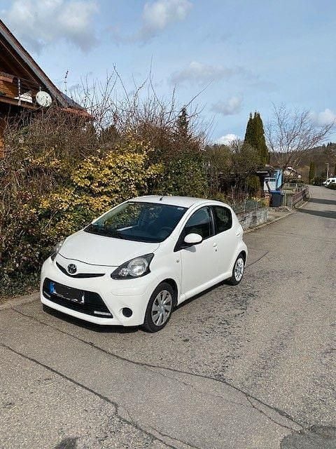 Gebraucht Toyota Aygo Cool 68 PS (50 kW) 2014 Weiß Kleinwagen