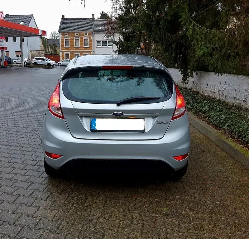 Gebraucht Ford Fiesta 82 PS (60 kW) 2015 Silber Kleinwagen
