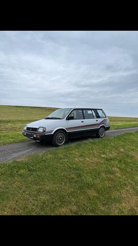 Silber Gebraucht 1990 Mitsubishi Space Wagon Van / Kleinbus | 4.100 € - Bild 1/4