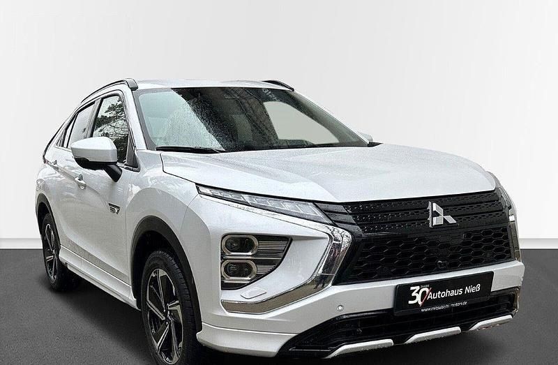 Weiß metallic Gebraucht 2024 Mitsubishi Eclipse Cross SUV | 33.120 € - Bild 1/4