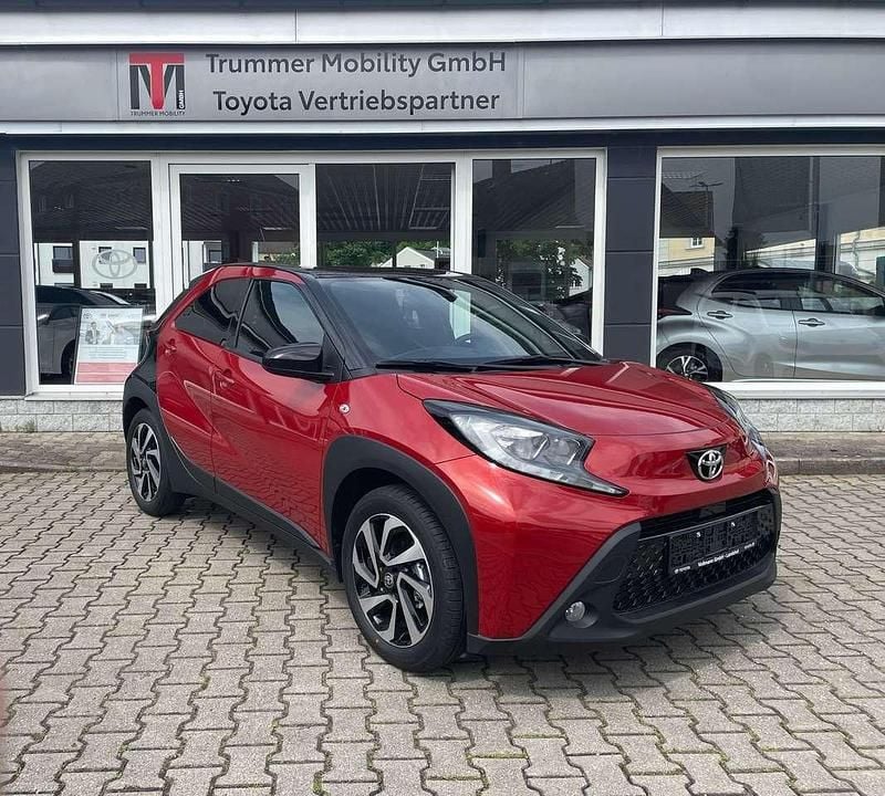 Chili red / black mica Neu 2025 Toyota Aygo Pulse Kleinwagen | 16.390 € (Fairer Preis) - Bild 1/4