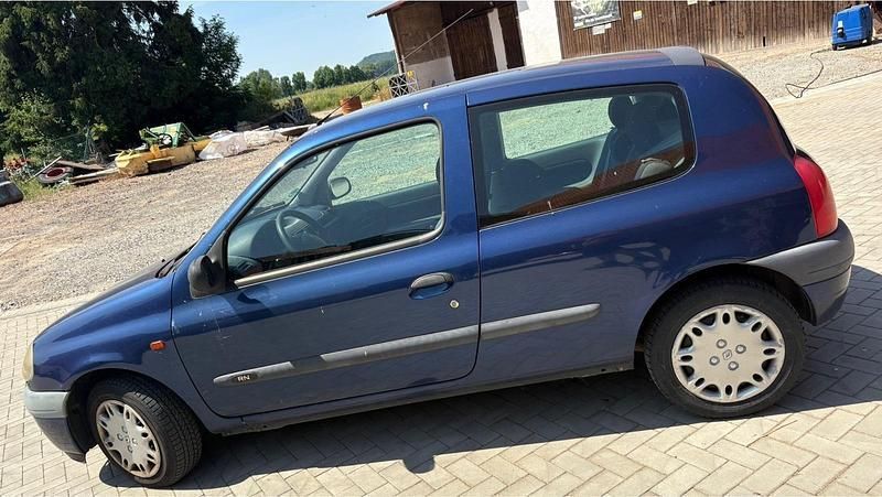 Blau Gebraucht 2001 Renault Clio II Kleinwagen | 300 € (Superpreis) - Bild 1/4