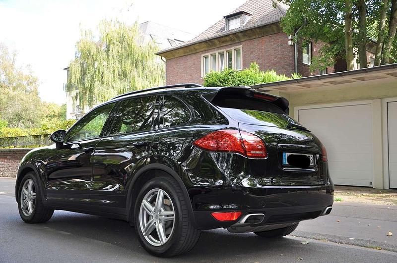 Second-hand Porsche Cayenne 300 CP (220 kW) 2011 Negru SUV