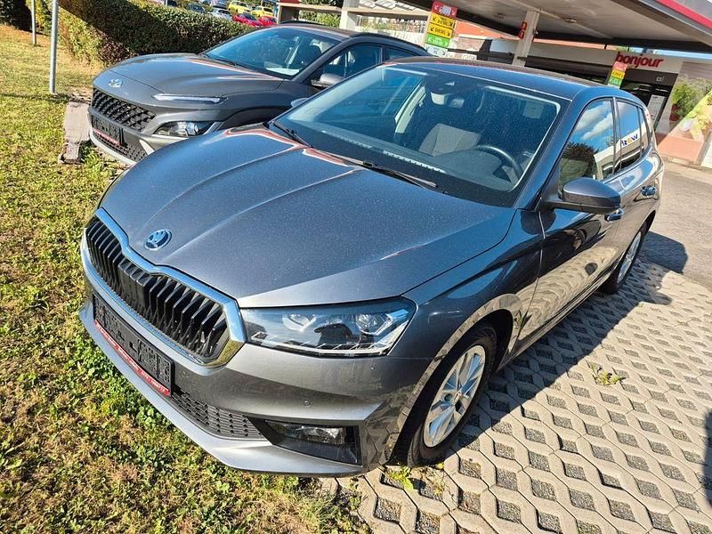 Grau Gebraucht 2022 Skoda Fabia Style Limousine | 14.490 € (Guter Preis) - Bild 1/4
