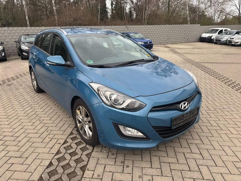 Gebraucht Hyundai i30 Intro Edition 110 PS (80 kW) 2012 Blau Kombi