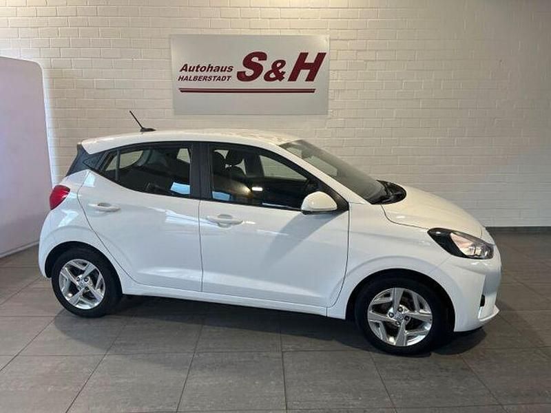 Weiß Gebraucht 2022 Hyundai i10 Trend Kleinwagen | 12.450 € (Fairer Preis) - Bild 1/4