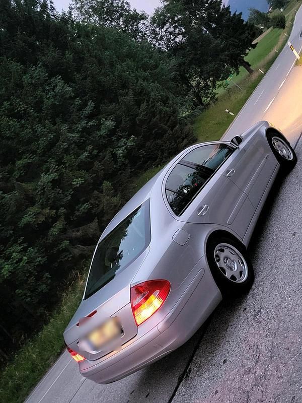 Silber Gebraucht 2002 Mercedes 220 Limousine | 14.900 € - Bild 1/4