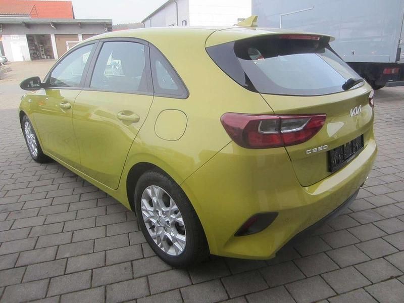 Gebraucht Kia Ceed Edition 7 101 PS (74 kW) 2023 (g2y) splash lemon met. Kleinwagen