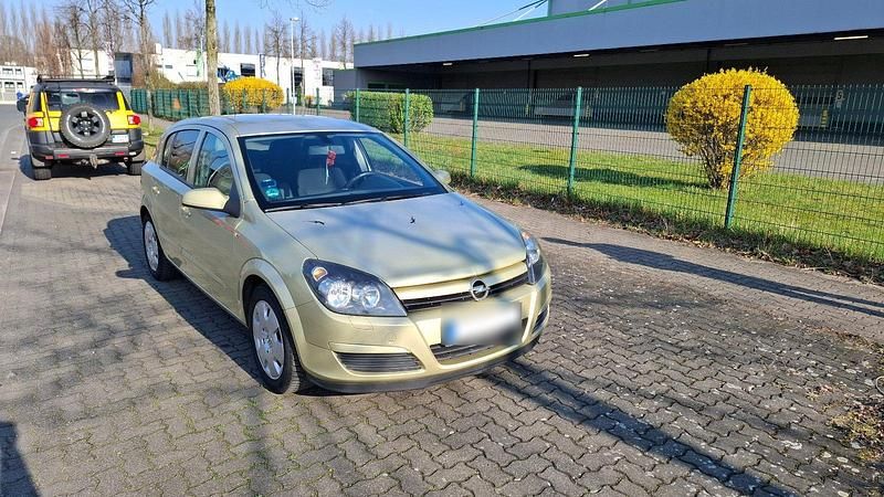 Gebraucht Opel Astra 105 PS (77 kW) 2004 Gold Limousine