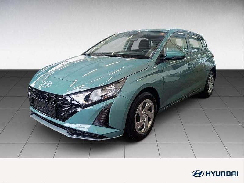 Gebraucht Hyundai i20 Select 101 PS (74 kW) 2025 Mangrove green Kleinwagen