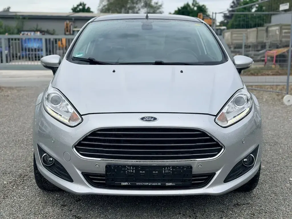 Gebraucht Ford Fiesta Titanium 101 PS (74 kW) 2016 Grau Kleinwagen