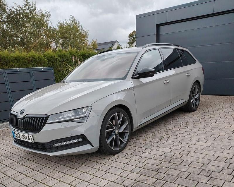 Grau Gebraucht 2020 Skoda Superb SportLine Kombi | 22.900 € (Superpreis) - Bild 1/4
