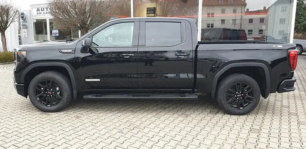 Ny GMC Sierra 360 HK (264 kW) 2025 Sort Pickup / Ladvogn