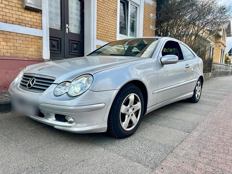 Gebraucht Mercedes C220 143 PS (105 kW) 2003 Silber Coupé