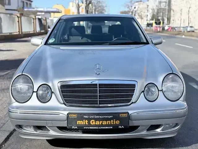 Używany Mercedes E220 Elegance 143 KM (105 kW) 2001 Srebrny Sedan/Limuzyna