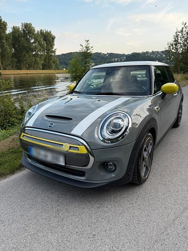 Grau Gebraucht 2020 Mini Cooper Kleinwagen | 18.900 € (Etwas zu teuer) - Bild 1/4