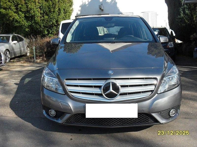 Gebraucht Mercedes B180 122 PS (89 kW) 2013 Grau Van / Kleinbus