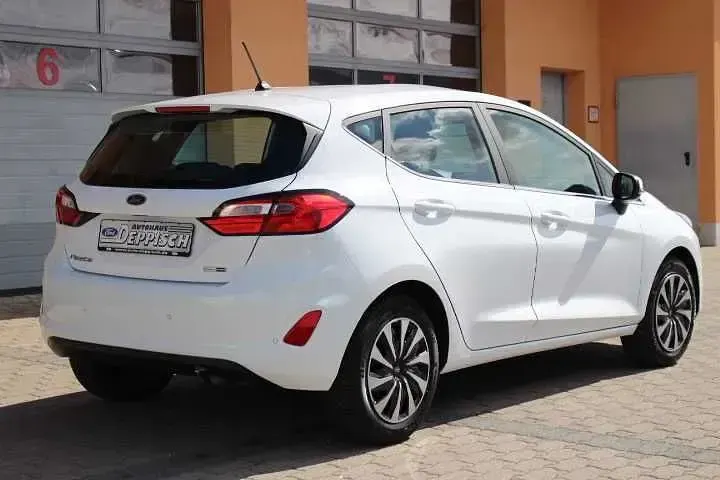 Gebraucht Ford Fiesta Titanium 125 PS (91 kW) 2022 Frostweiß Kleinwagen