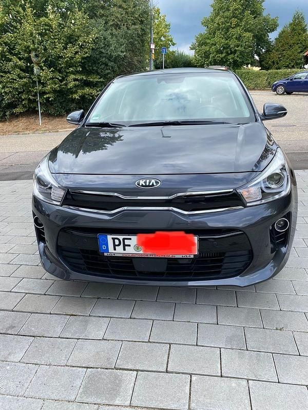 Grau Gebraucht 2018 Kia Rio Platinum Edition Limousine | 11.000 € (Fairer Preis) - Bild 1/4