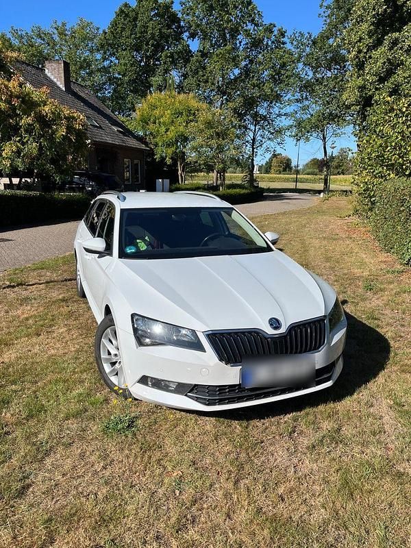 Weiß Gebraucht 2017 Skoda Superb Kombi | 10.750 € (Guter Preis) - Bild 1/4