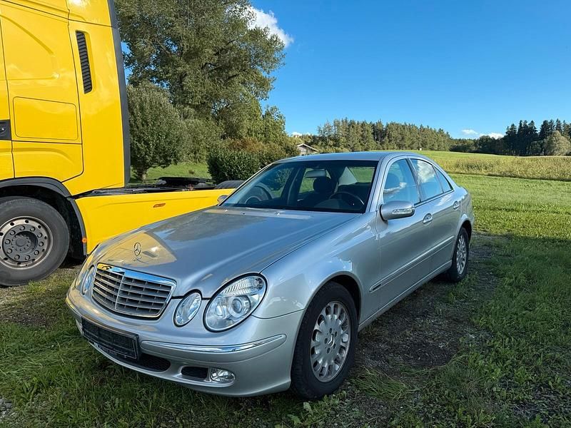 Grau Gebraucht 2002 Mercedes E220 Limousine | 3.100 € (Guter Preis) - Bild 1/4