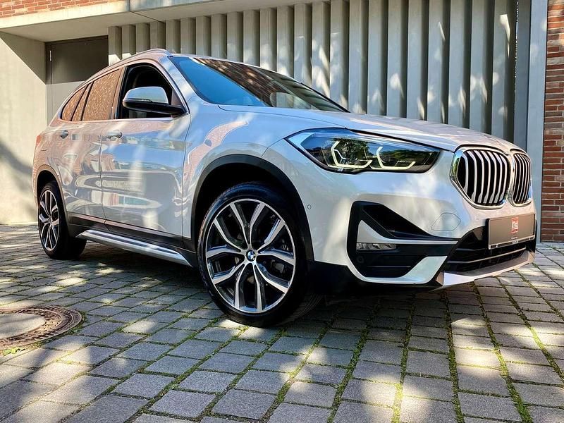 Mineralweiss metallic Gebraucht 2020 BMW X1 xLine SUV | 23.650 € (Fairer Preis) - Bild 1/4