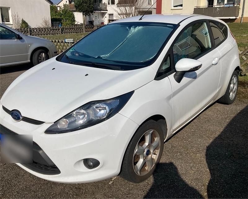 Gebraucht Ford Fiesta 82 PS (60 kW) 2011 Weiß Kleinwagen
