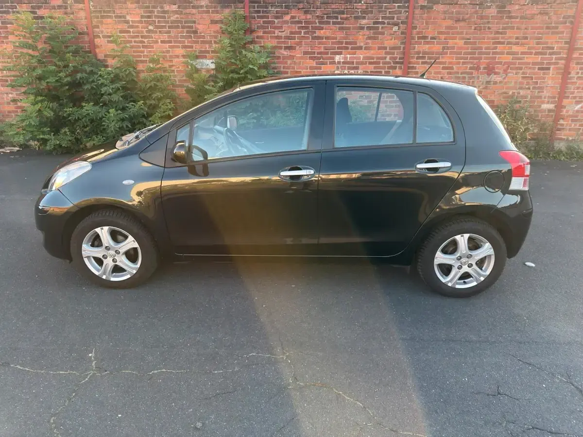 Gebraucht Toyota Yaris Life 100 PS (73 kW) 2011 Schwarz Kleinwagen