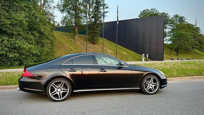 Braun Gebraucht 2007 Mercedes CLS320 Limousine | 13.999 € - Bild 1/4