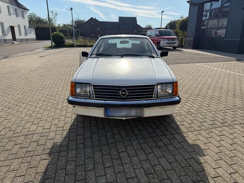 Weiß Gebraucht 1981 Opel Senator Limousine | 8.400 € - Bild 1/4