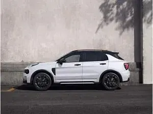 Neu Lynk & Co 01 276 PS (202 kW) 2025 Grün (mineralgrün metallic) SUV