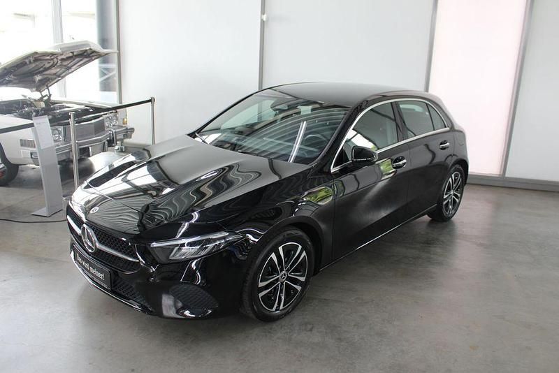 Schwarz Gebraucht 2023 Mercedes A200 Progressive Limousine | 29.890 € (Etwas zu teuer) - Bild 1/4