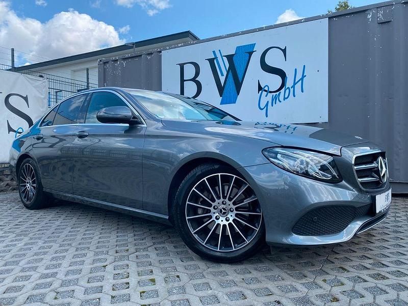 Grau Gebraucht 2020 Mercedes E200 Avantgarde Limousine | 29.490 € (Fairer Preis) - Bild 1/4