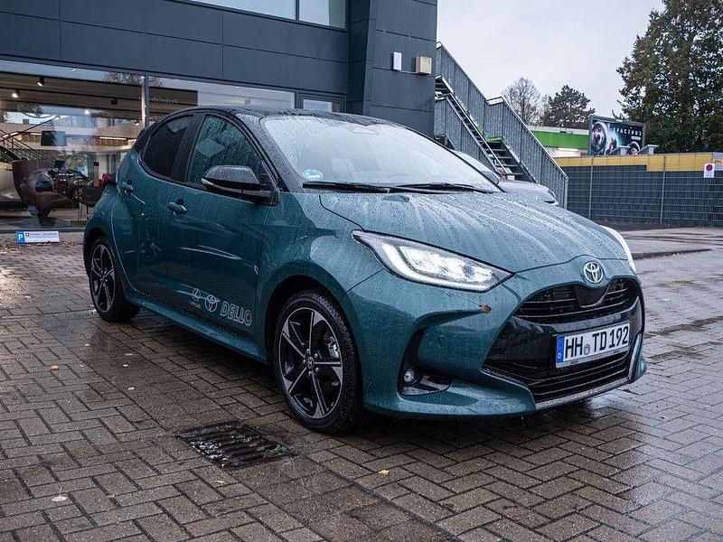 Gebraucht Toyota Yaris Hybrid Plus 131 PS (96 kW) 2025 Grün Limousine