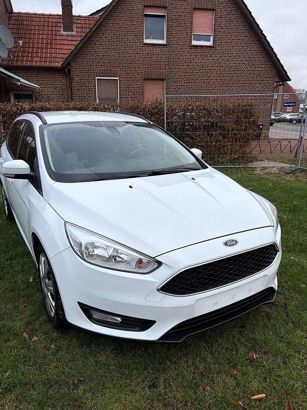 Gebraucht Ford Focus 101 PS (74 kW) 2015 Weiß Limousine