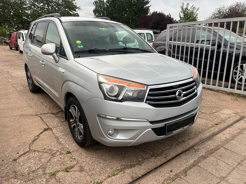 Gebraucht Ssangyong (KGM) Rodius 155 PS (114 kW) 2015 Silber Van / Kleinbus